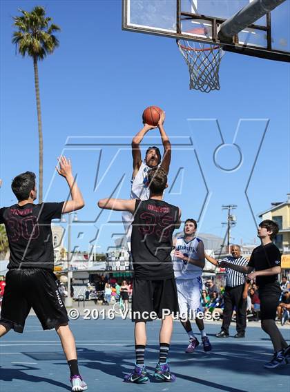 Thumbnail 2 in Pacifica Christian/Santa Monica vs. Albert Einstein Academy (Venice Beach Outdoor Classic) photogallery.