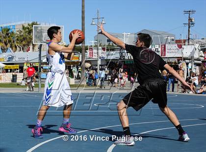 Thumbnail 2 in Pacifica Christian/Santa Monica vs. Albert Einstein Academy (Venice Beach Outdoor Classic) photogallery.