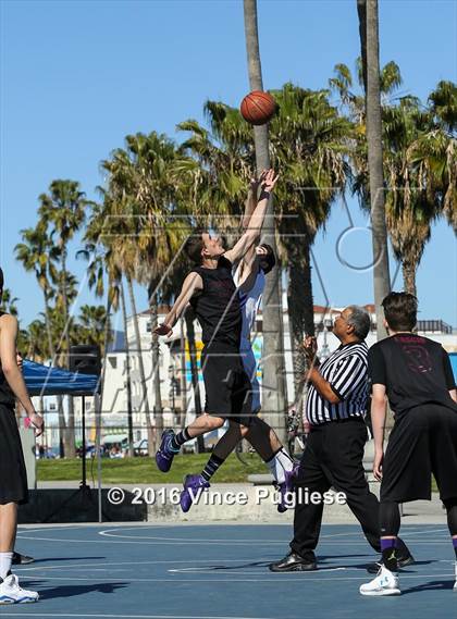 Thumbnail 3 in Pacifica Christian/Santa Monica vs. Albert Einstein Academy (Venice Beach Outdoor Classic) photogallery.