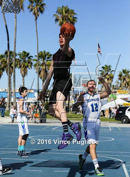 Thumbnail 2 in Pacifica Christian/Santa Monica vs. Albert Einstein Academy (Venice Beach Outdoor Classic) photogallery.