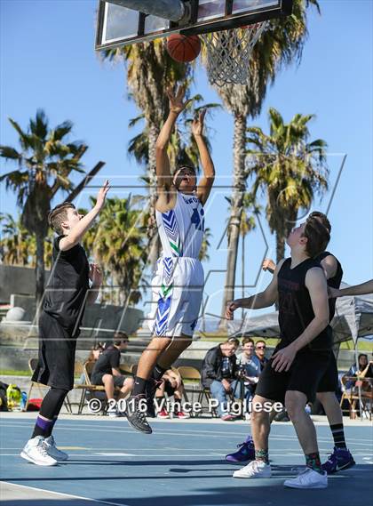 Thumbnail 2 in Pacifica Christian/Santa Monica vs. Albert Einstein Academy (Venice Beach Outdoor Classic) photogallery.