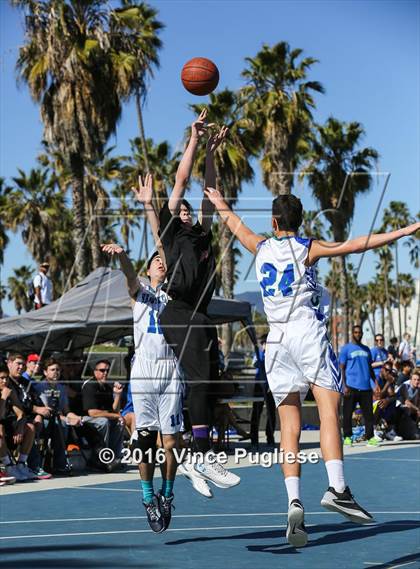 Thumbnail 1 in Pacifica Christian/Santa Monica vs. Albert Einstein Academy (Venice Beach Outdoor Classic) photogallery.