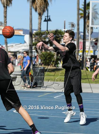 Thumbnail 3 in Pacifica Christian/Santa Monica vs. Albert Einstein Academy (Venice Beach Outdoor Classic) photogallery.