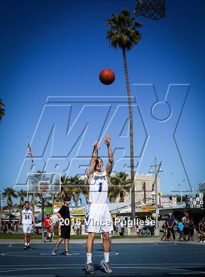 Thumbnail 3 in Pacifica Christian/Santa Monica vs. Albert Einstein Academy (Venice Beach Outdoor Classic) photogallery.