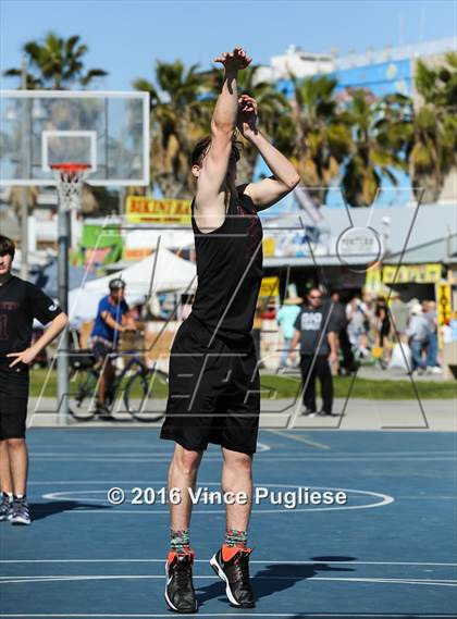 Thumbnail 2 in Pacifica Christian/Santa Monica vs. Albert Einstein Academy (Venice Beach Outdoor Classic) photogallery.