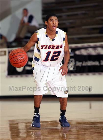 Thumbnail 2 in De Soto vs. Klein Collins (McDonald's Texas Invitational) photogallery.