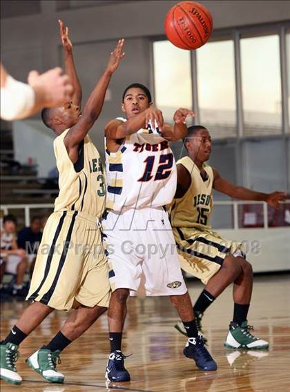 Thumbnail 2 in De Soto vs. Klein Collins (McDonald's Texas Invitational) photogallery.