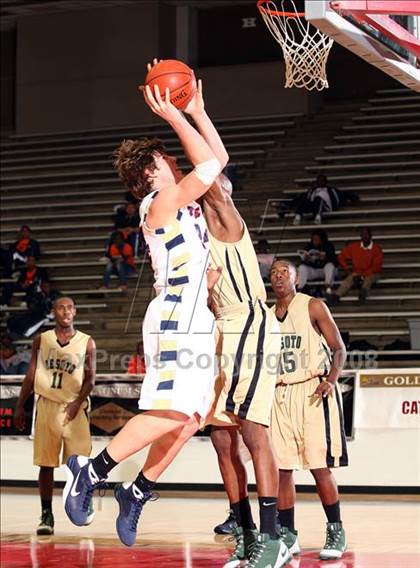 Thumbnail 2 in De Soto vs. Klein Collins (McDonald's Texas Invitational) photogallery.