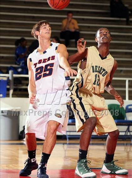 Thumbnail 1 in De Soto vs. Klein Collins (McDonald's Texas Invitational) photogallery.