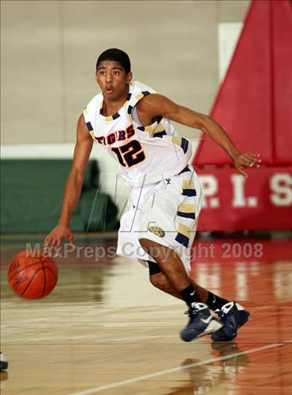 Thumbnail 2 in De Soto vs. Klein Collins (McDonald's Texas Invitational) photogallery.