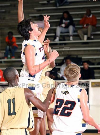 Thumbnail 1 in De Soto vs. Klein Collins (McDonald's Texas Invitational) photogallery.