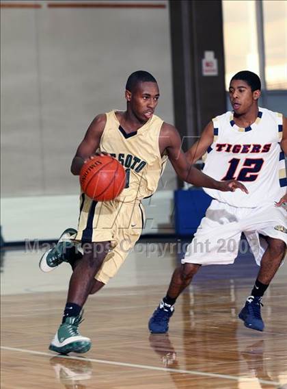 Thumbnail 2 in De Soto vs. Klein Collins (McDonald's Texas Invitational) photogallery.