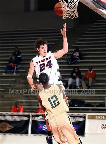 Thumbnail 2 in De Soto vs. Klein Collins (McDonald's Texas Invitational) photogallery.