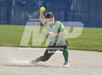 Thumbnail 1 in Yorktown vs Mississinewa (IHSAA 3A Round 1) photogallery.