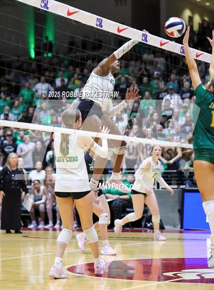 Thumbnail 1 in Clifton vs. Boyd (UIL 3A D2 Volleyball Final) photogallery.