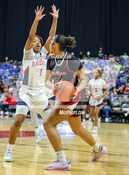 Thumbnail 2 in Wagner vs. Ryan (UIL 5A Basketball Division I Final) photogallery.