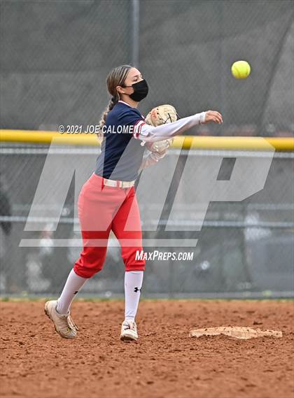 Thumbnail 2 in Somerset vs SA Roosevelt (NEISD Tournament) photogallery.