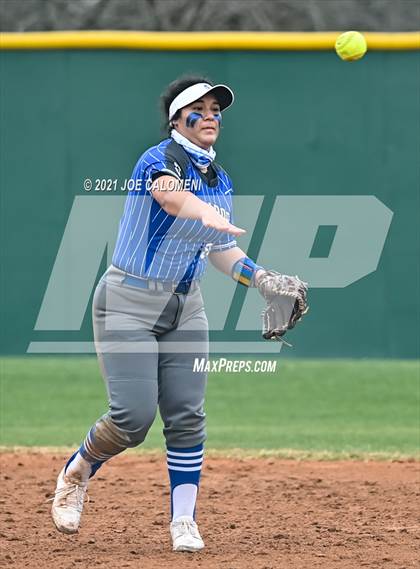 Thumbnail 1 in Somerset vs SA Roosevelt (NEISD Tournament) photogallery.