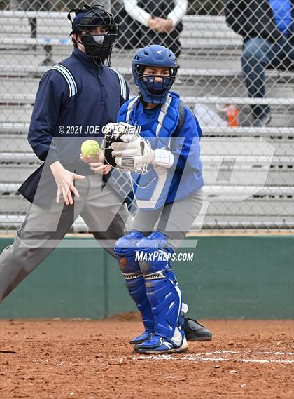 Thumbnail 3 in Somerset vs SA Roosevelt (NEISD Tournament) photogallery.