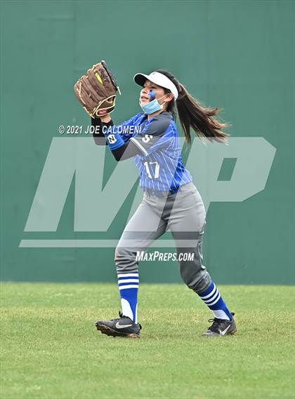 Thumbnail 2 in Somerset vs SA Roosevelt (NEISD Tournament) photogallery.