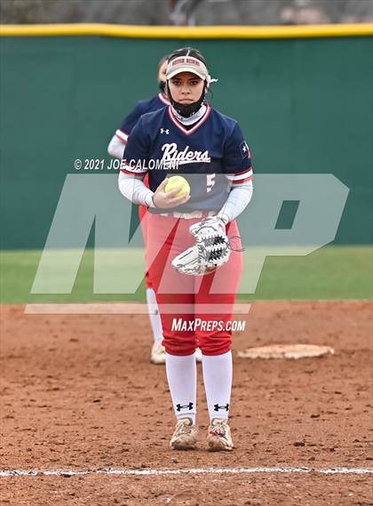 Thumbnail 1 in Somerset vs SA Roosevelt (NEISD Tournament) photogallery.