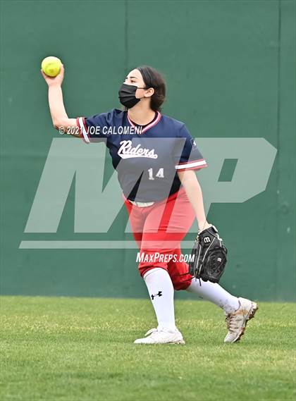 Thumbnail 3 in Somerset vs SA Roosevelt (NEISD Tournament) photogallery.
