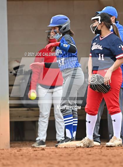 Thumbnail 3 in Somerset vs SA Roosevelt (NEISD Tournament) photogallery.