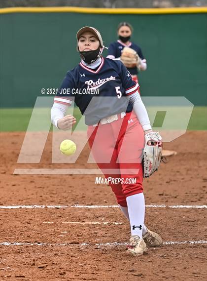 Thumbnail 1 in Somerset vs SA Roosevelt (NEISD Tournament) photogallery.