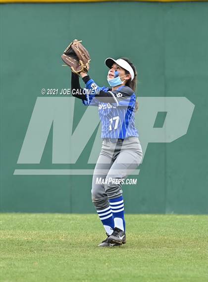 Thumbnail 2 in Somerset vs SA Roosevelt (NEISD Tournament) photogallery.