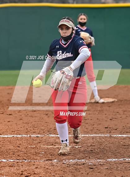 Thumbnail 2 in Somerset vs SA Roosevelt (NEISD Tournament) photogallery.