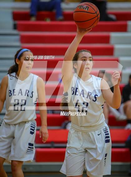 Thumbnail 2 in Mayfield vs. La Cueva (Albuquerque Academy Joe Armijo Basketball Classic) photogallery.