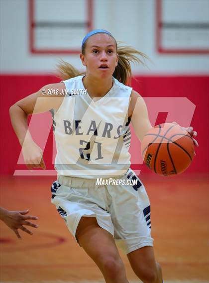 Thumbnail 2 in Mayfield vs. La Cueva (Albuquerque Academy Joe Armijo Basketball Classic) photogallery.