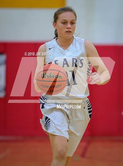 Thumbnail 3 in Mayfield vs. La Cueva (Albuquerque Academy Joe Armijo Basketball Classic) photogallery.