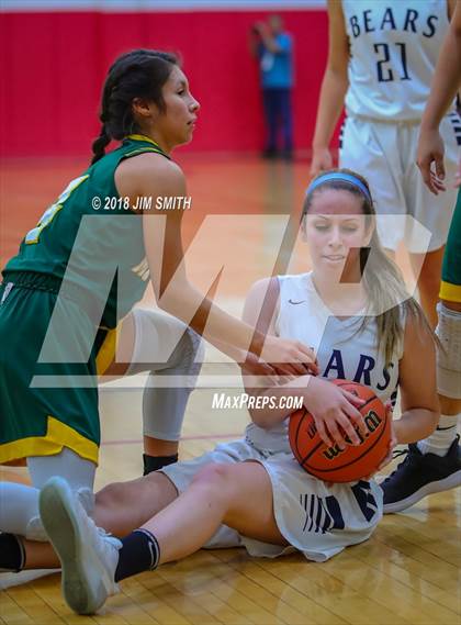 Thumbnail 2 in Mayfield vs. La Cueva (Albuquerque Academy Joe Armijo Basketball Classic) photogallery.