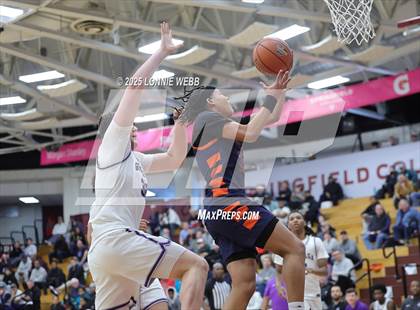 Thumbnail 3 in Gonzaga vs. Roosevelt (Army National Guard Hoophall Classic) photogallery.