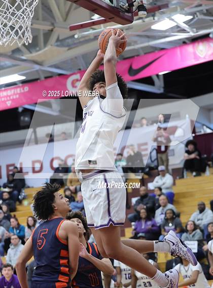 Thumbnail 3 in Gonzaga vs. Roosevelt (Army National Guard Hoophall Classic) photogallery.