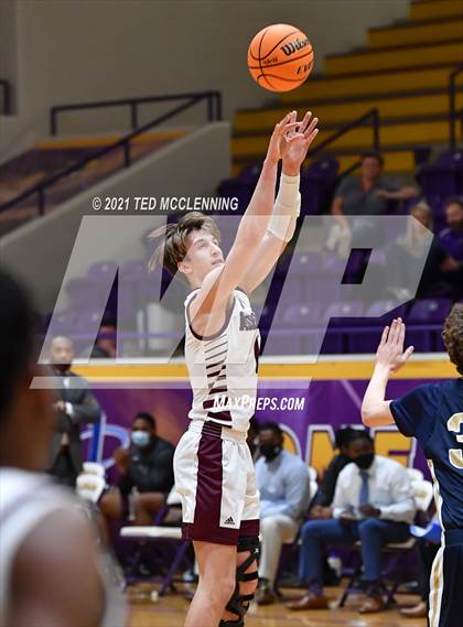 Thumbnail 2 in Morrilton vs Shiloh Christian (AAA 4A Regional First Round) photogallery.