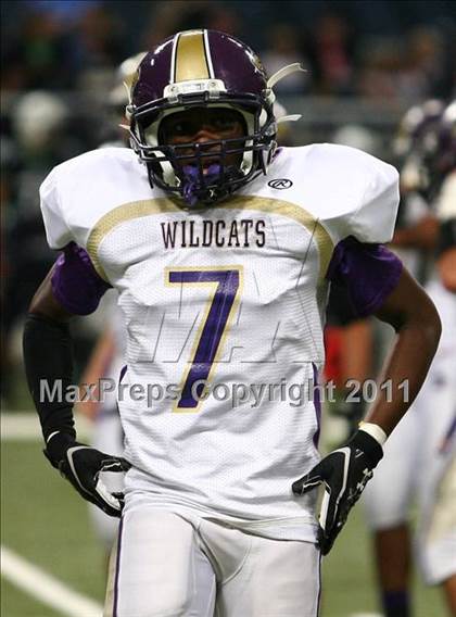 Thumbnail 3 in Marquette vs. Eureka (Great American Football Classic) photogallery.