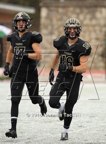 Thumbnail 2 in Derby vs. Blue Valley (KSHSAA 6A Final) photogallery.