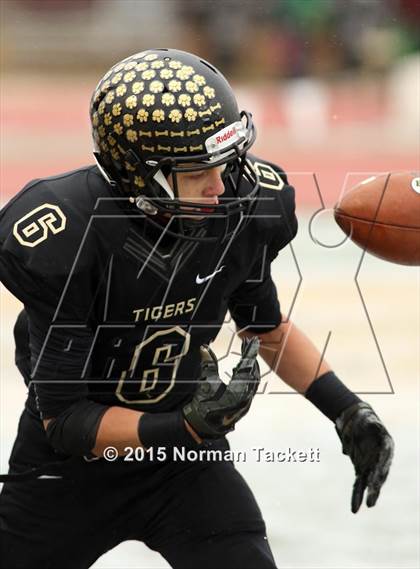 Thumbnail 3 in Derby vs. Blue Valley (KSHSAA 6A Final) photogallery.