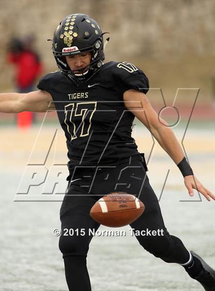 Thumbnail 3 in Derby vs. Blue Valley (KSHSAA 6A Final) photogallery.
