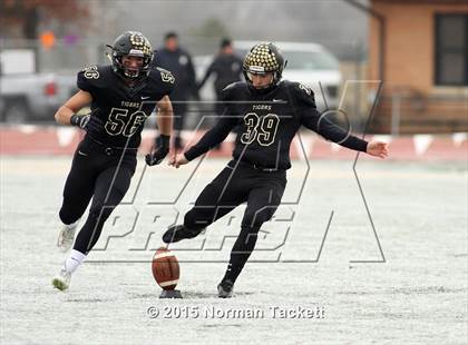Thumbnail 1 in Derby vs. Blue Valley (KSHSAA 6A Final) photogallery.