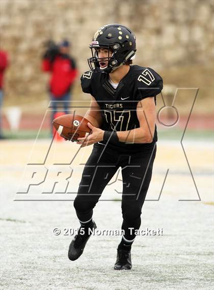 Thumbnail 3 in Derby vs. Blue Valley (KSHSAA 6A Final) photogallery.