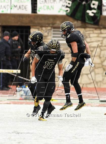 Thumbnail 1 in Derby vs. Blue Valley (KSHSAA 6A Final) photogallery.