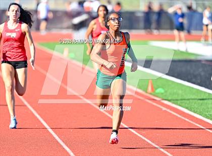 Thumbnail 3 in Pirate Booty Invitational (200 Meter) photogallery.