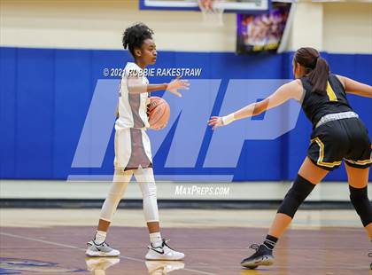 Thumbnail 3 in Crandall vs Red Oak (UIL 5A Bi-District) photogallery.