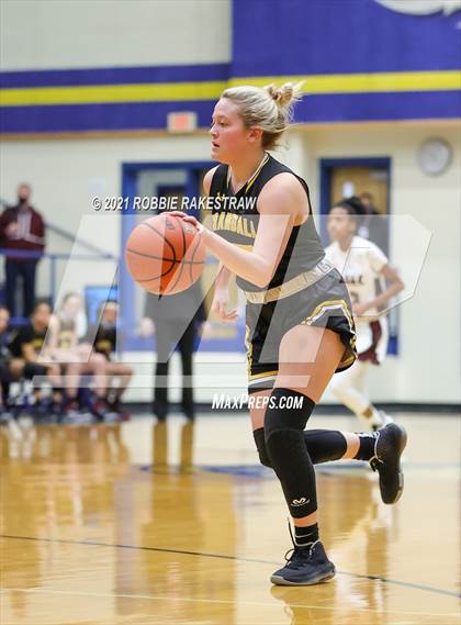 Thumbnail 2 in Crandall vs Red Oak (UIL 5A Bi-District) photogallery.