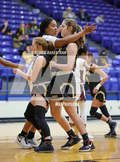 Thumbnail 2 in Crandall vs Red Oak (UIL 5A Bi-District) photogallery.