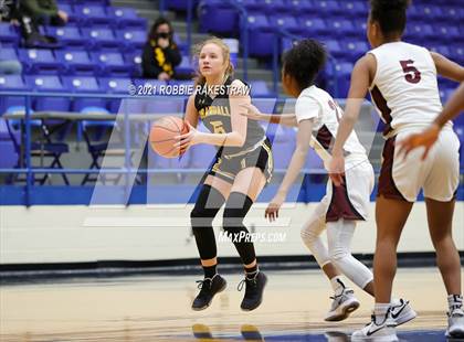 Thumbnail 2 in Crandall vs Red Oak (UIL 5A Bi-District) photogallery.