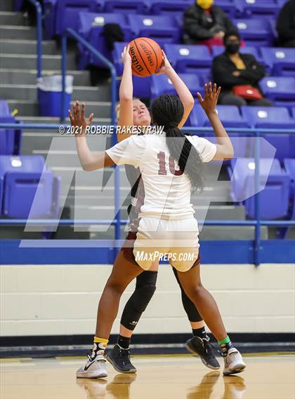 Thumbnail 2 in Crandall vs Red Oak (UIL 5A Bi-District) photogallery.